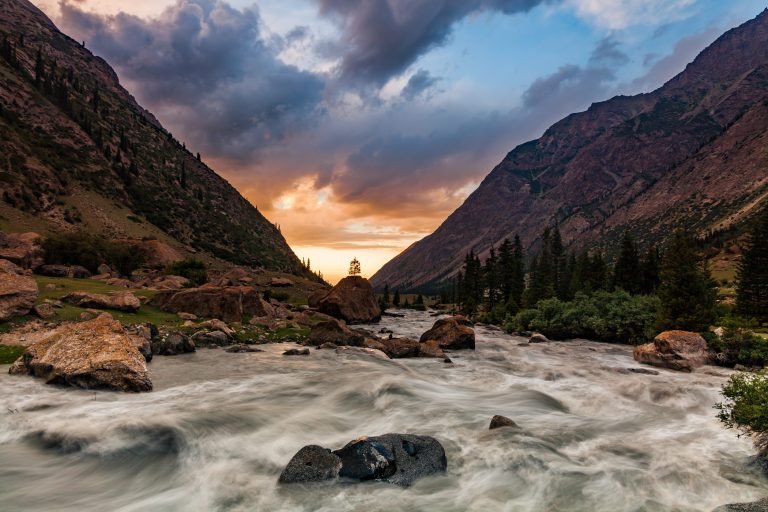 beautiful-foggy-dawn-in-the-himalayas-nepal-4Y2H7TA