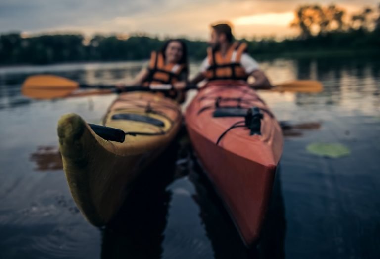 couple-travelling-by-kayak-AKXT3KE